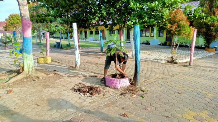 Sambut Tahun Ajaran Baru, MTsN 1 Batang Hari Hijaukan Lingkungan Madrasah Sambut Tahun Ajaran Baru, MTsN 1 Batang Hari Hijaukan Lingkungan Madrasah
