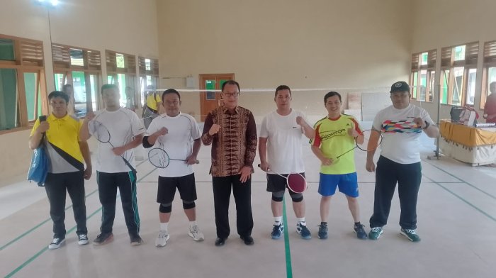 Perkuat Sinergi, Kepala MTsN 1 Batang Hari Turun Gunung di Turnamen Badminton HAB Kemenag ke-80