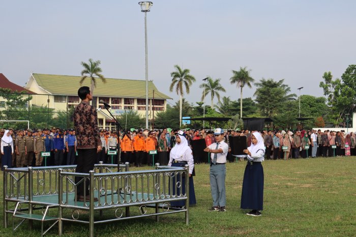 Bapak Fadhil Arief, S.E. Pimpin Upacara HAN ke-42 di Alun-Alun, MTsN 1 Batang Hari Utus Puluhan Siswa dan Petugas Bapak Fadhil Arief, S.E. Pimpin Upacara HAN ke-42 di Alun-Alun, MTsN 1 Batang Hari Utus Puluhan Siswa dan Petugas