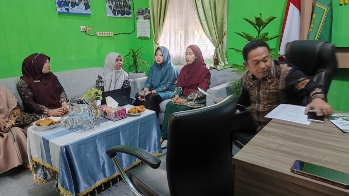 Kepala MTsN 1 Batang Hari Pimpin Rapat Pembentukan Tim Penilaian Kinerja Kepala Madrasah (PKKM) 2025