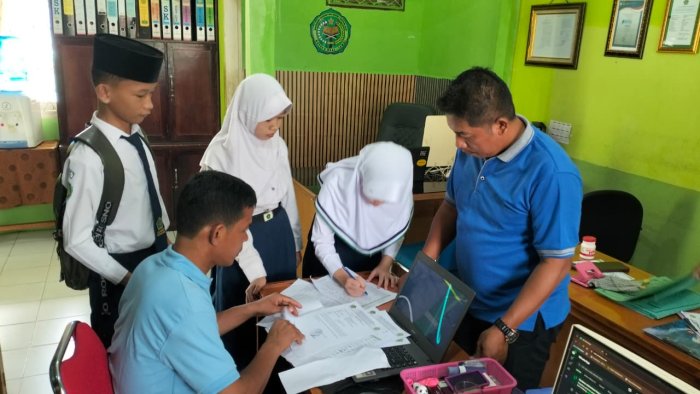 Pastikan Layanan Prima, Kepala TU MTsN 1 Batang Hari Pantau Administrasi dan Penyerahan Dokumen Kelulusan Siswa Pastikan Layanan Prima, Kepala TU MTsN 1 Batang Hari Pantau Administrasi dan Penyerahan Dokumen Kelulusan Siswa