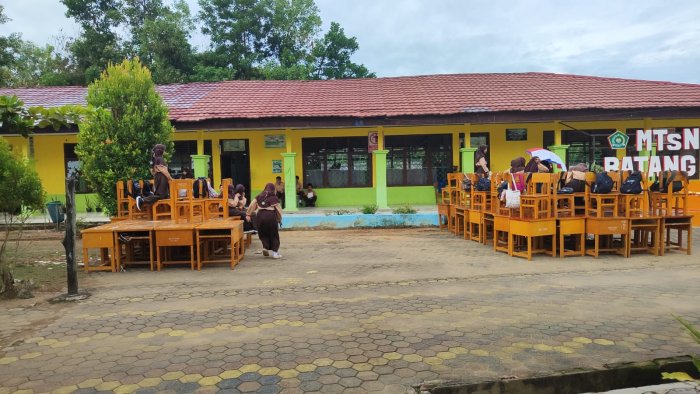 MTsN 1 Batang Hari Bergelora: Siswa/i Antusias Bersihkan Kelas Jelang Lomba Kebersihan Semester Ganjil