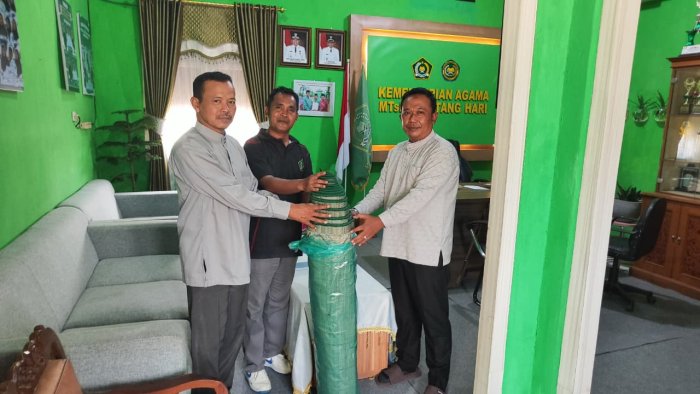Wujud Cinta Almamater, Wali Murid Kelas 9.D MTsN 1 Batang Hari Serahkan Kenang-Kenangan Karpet untuk Musholla Madrasah
