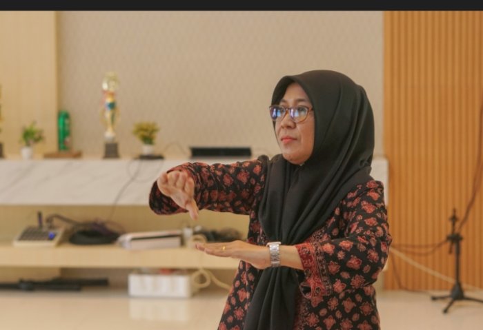 Penuh Khidmat, Wakasis MTsN 1 Batang Hari Jadi Dirigen di Halal Bi Halal Kemenag Batang Hari