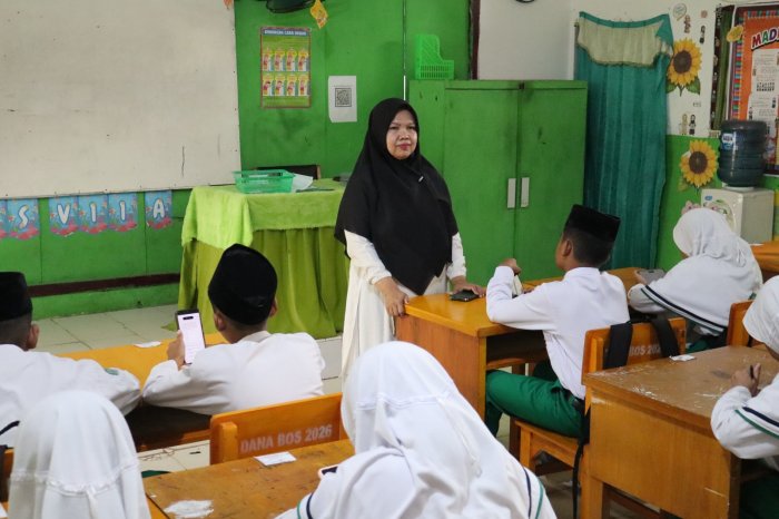 Suasana Khidmat Warnai Sesi Pertama Asesmen Sumatif Akhir Semester di MTsN 1 Batang Hari Suasana Khidmat Warnai Sesi Pertama Asesmen Sumatif Akhir Semester di MTsN 1 Batang Hari