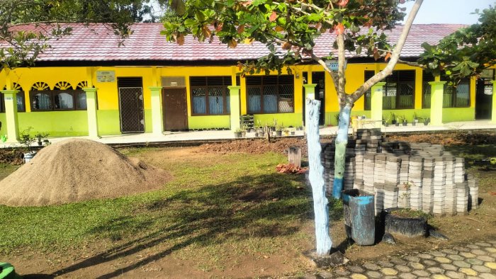 Tingkatkan Kenyamanan Siswa, MTsN 1 Batang Hari Persiapkan Pemasangan Konblok di Halaman Kelas