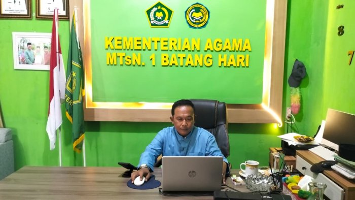 Komitmen Tanpa Batas: Kepala MTsN 1 Batang Hari Tetap Kawal Persiapan Lebaran Yatim dan Disabilitas di Sela Kesibukannya Komitmen Tanpa Batas: Kepala MTsN 1 Batang Hari Tetap Kawal Persiapan Lebaran Yatim dan Disabilitas di Sela Kesibukannya