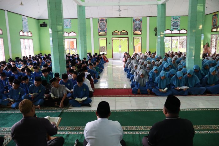 Perdana bagi Murid Baru, MTsN 1 Batang Hari Gelar Kegiatan Rutin Pembacaan Surah Yasin Bersama di Mushola Madrasah Perdana bagi Murid Baru, MTsN 1 Batang Hari Gelar Kegiatan Rutin Pembacaan Surah Yasin Bersama di Mushola Madrasah