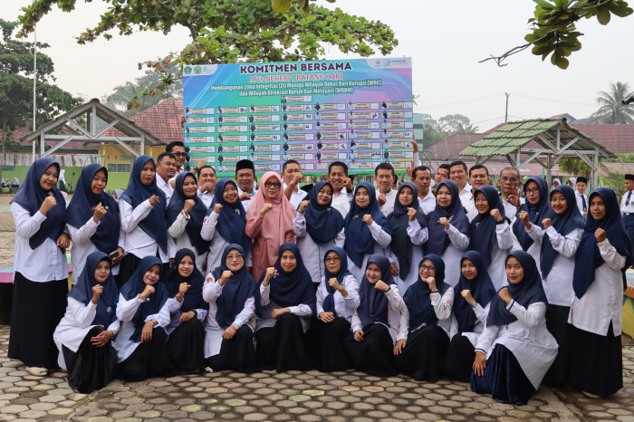 Semangat Baru! Civitas Akademika MTsN 1 Batang Hari Komit Wujudkan Area Bebas Korupsi dan Pelayanan Prima Semangat Baru! Civitas Akademika MTsN 1 Batang Hari Komit Wujudkan Area Bebas Korupsi dan Pelayanan Prima