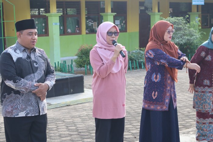 Penuh Khidmat, Civitas Akademika MTsN 1 Batang Hari Gelar Doa Bersama untuk Keberangkatan Haji Ibu Dra. Adri Yanti Penuh Khidmat, Civitas Akademika MTsN 1 Batang Hari Gelar Doa Bersama untuk Keberangkatan Haji Ibu Dra. Adri Yanti