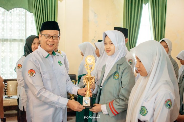 Kemenag Batang Hari Serahkan Piala, Apresiasi Pemenang OMI MTsN 1 Batang Hari