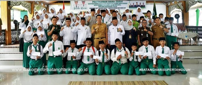 Tingkatkan Akses Pendidikan, 32 Siswa MTsN 1 Batang Hari Terima Zakat Bantuan Biaya Pendidikan