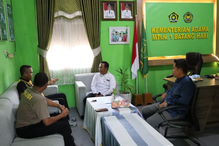 Perkuat Sinergi Kamtibmas, Satbinmas Polres Batang Hari Koordinasi ke MTsN 1 Batang Hari Terkait Rencana Pembina Upacara Perkuat Sinergi Kamtibmas, Satbinmas Polres Batang Hari Koordinasi ke MTsN 1 Batang Hari Terkait Rencana Pembina Upacara