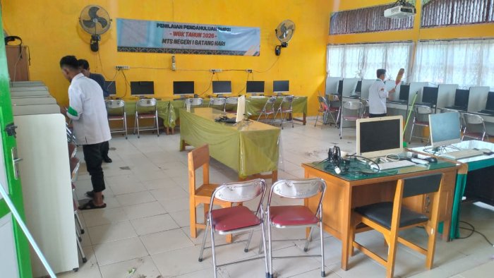 Matangkan Persiapan Simulasi TKA, Tim Teknis MTsN 1 Batang Hari Sterilisasi Perangkat di Labor TIK