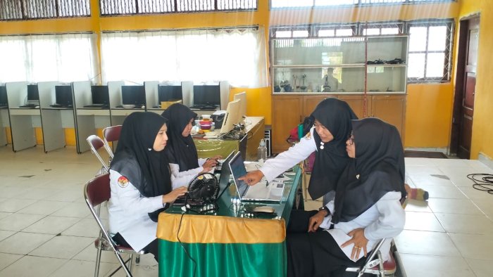 Kejar Tayang, Ibu Hindun Pimpin Bidang Penguatan Pengawasan MTsN 1 Batang Hari Rampungkan Dokumen ZI Tahap II