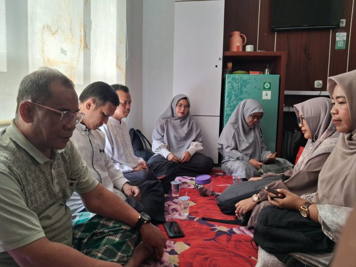 Eratkan Tali Kasih, Perwakilan MTsN 1 Batang Hari Kunjungi Anggota Keluarga yang Terbaring Sakit