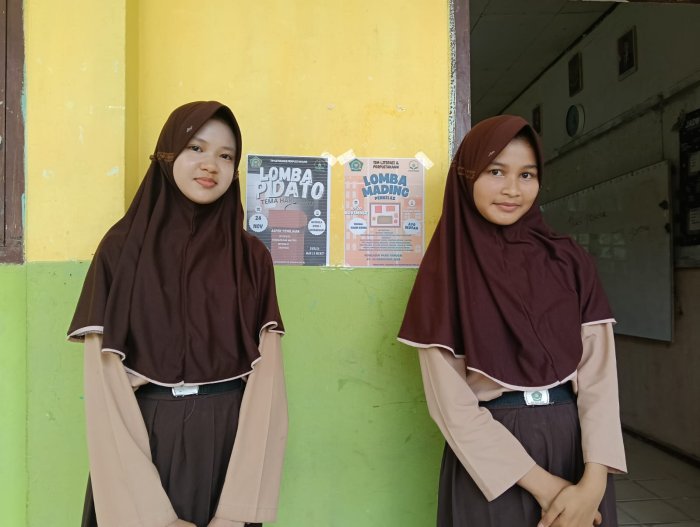 Tim Literasi Siswa MTsN 1 Batanghari Tempelkan Poster Lomba Pidato dan Mading Kelas, Gaungkan Semangat Kompetisi