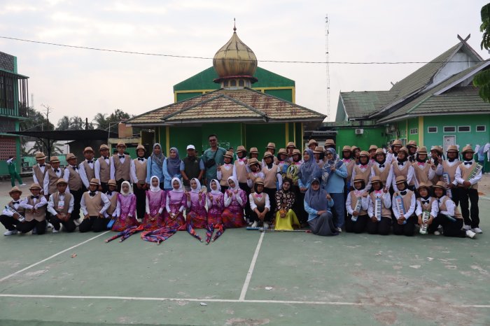 Tim Dramband MTsN 1 Batang Hari Tampil Memukau di Pawai HUT RI ke 81 Tingkat Kabuapten Batang hari
