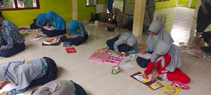 MTsN 1 Batang Hari Peringati Bulan Bahasa dengan Aksi Anti Narkoba Lewat Lomba Poster