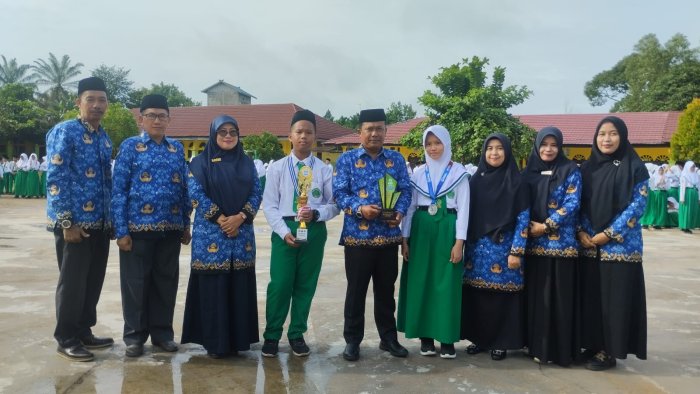 Gemilang Nasional! Peraih Medali OBA dan OMI 2025 Serahkan Plakat Kemenangan untuk MTsN 1 Batang Hari