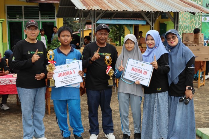 Wujud Cinta Siswa pada Madrasah: Piala OBA Diserahkan Langsung pada HARLAH MTsN 1 Batang Hari