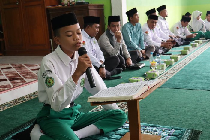 Merdu & Khusyuk, Lantunan Ayat Suci Al-Quran dari Fadhil Dzikwan Ardita Heningkan Suasana Maulid Nabi