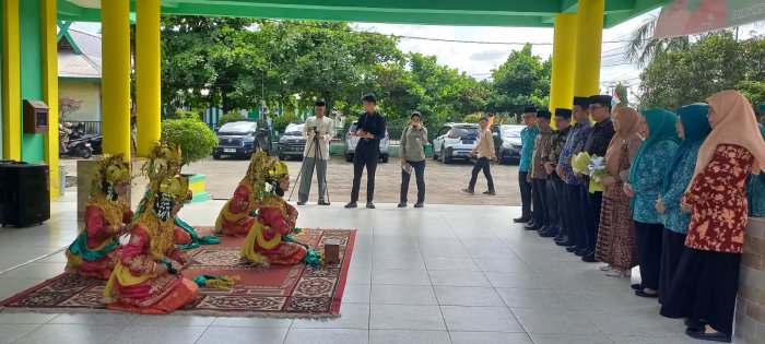 Sambut Ketua PKK Provinsi Jambi, Siswi MTsN 1 Batang Hari Tampilkan Tari Sekapur Sirih di Pembukaan TOT Calon Muallim