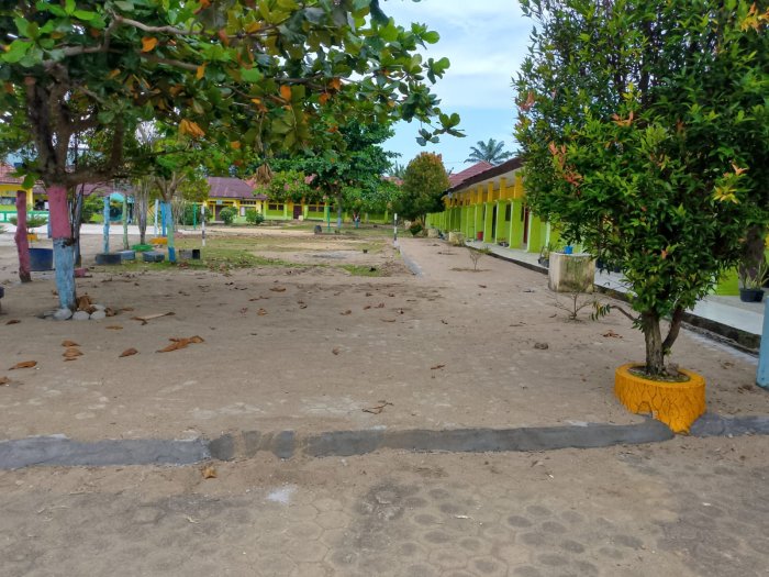 Wajah Baru Madrasah: Pemasangan Paving Block di Depan Ruang Kelas MTsN 1 Batang Hari Rampung