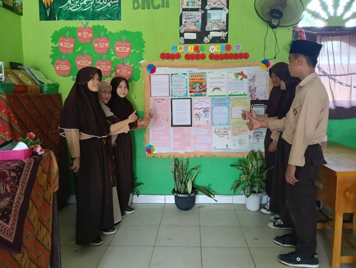  Berkreasi Tanpa Batas, Kelas VIII D Asah Kreativitas Lewat Mading Bersama Wali Kelas Bu Yuningsih