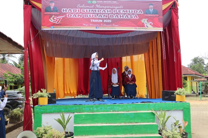 Gebyar Sumpah Pemuda dan Bulan Bahasa di MTsN 1 Batang Hari: Tiga Terbaik Pembaca Puisi Pukau Penonton