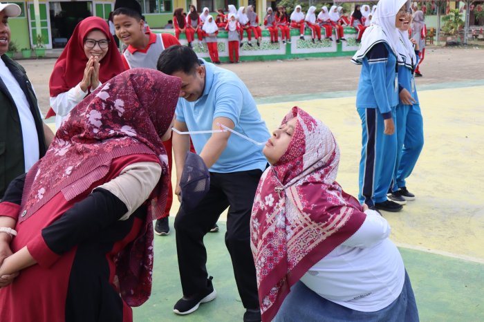 Uji Fokus dan Senyum Mengembang, Lomba Estafet Karet Gelang Ibu Guru Bikin Heboh Harlah MTsN 1 Batang Hari