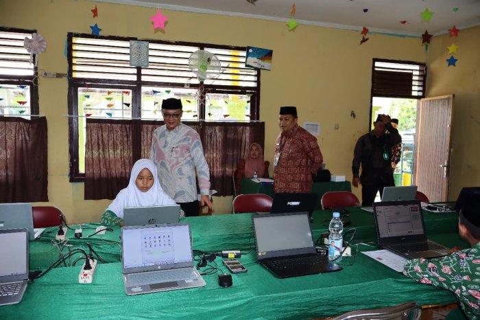 Kepala Kantor Kemenag Batang Hari Pantau Pelaksanaan OMI di MTsN 1 Batang Hari