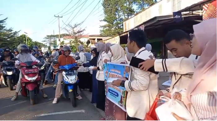 Tebarkan Kebaikan, MTsN 1 Batang Hari Bagikan 100 Paket Takjil Gratis untuk Masyarakat