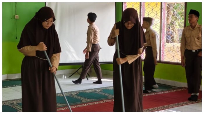 Sambut Perpisahan Kelas IX, OSIM MTsN 1 Batang Hari Percantik Mushola Madrasah Sambut Perpisahan Kelas IX, OSIM MTsN 1 Batang Hari Percantik Mushola Madrasah