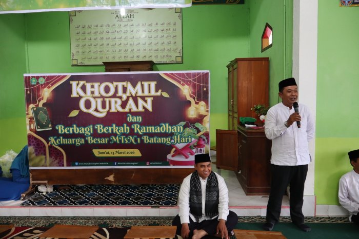 Sambut Idul Fitri dengan Jiwa yang Bersih, Kepala MTsN 1 Batang Hari Berikan Pesan Menyentuh Saat Khotmil Quran