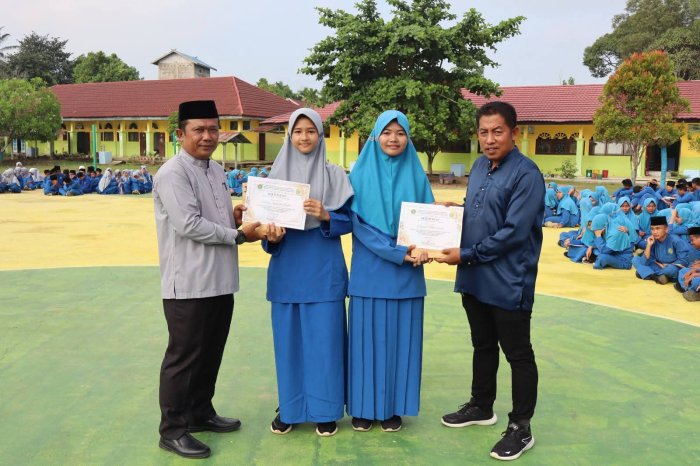 Apresiasi Prestasi Gemilang! MTsN 1 Batang Hari Serahkan Sertifikat dan Hadiah Juara Umum Kelas 7 dan 8 Apresiasi Prestasi Gemilang! MTsN 1 Batang Hari Serahkan Sertifikat dan Hadiah Juara Umum Kelas 7 dan 8