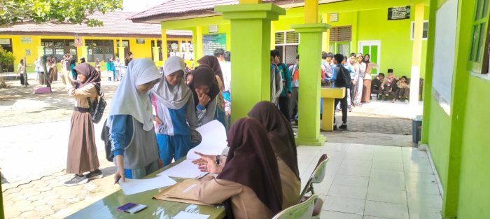 Semangat Penuh Haru di MTsN 1 Batang Hari: Siswa Antusias Ambil Ijazah, Petugas Sigap Melayani