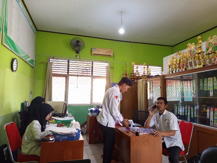 Semangat Senin, Ruang Tata Usaha MTsN 1 Batang Hari Dipenuhi Kesibukan Pelayanan dan Penataan Administrasi Semangat Senin, Ruang Tata Usaha MTsN 1 Batang Hari Dipenuhi Kesibukan Pelayanan dan Penataan Administrasi