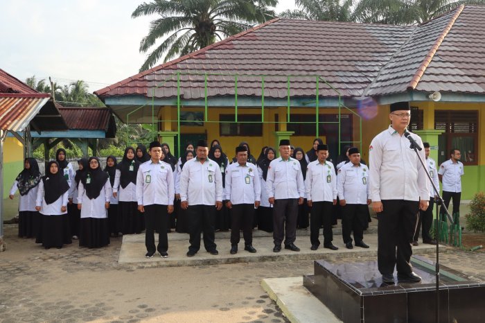 Membuka Ujian Madrasah, Kakankemenag Batang Hari Ajak Siswa MTsN 1 Batang Hari Bijak Teknologi & Sematkan Kartu Peserta